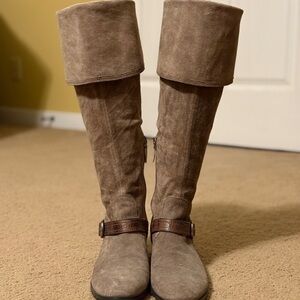Tall suede boots (stylish!)